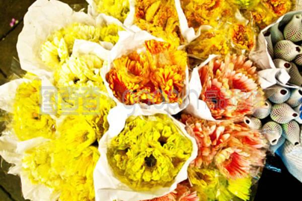 清晨花市的玫瑰与纸制品销售